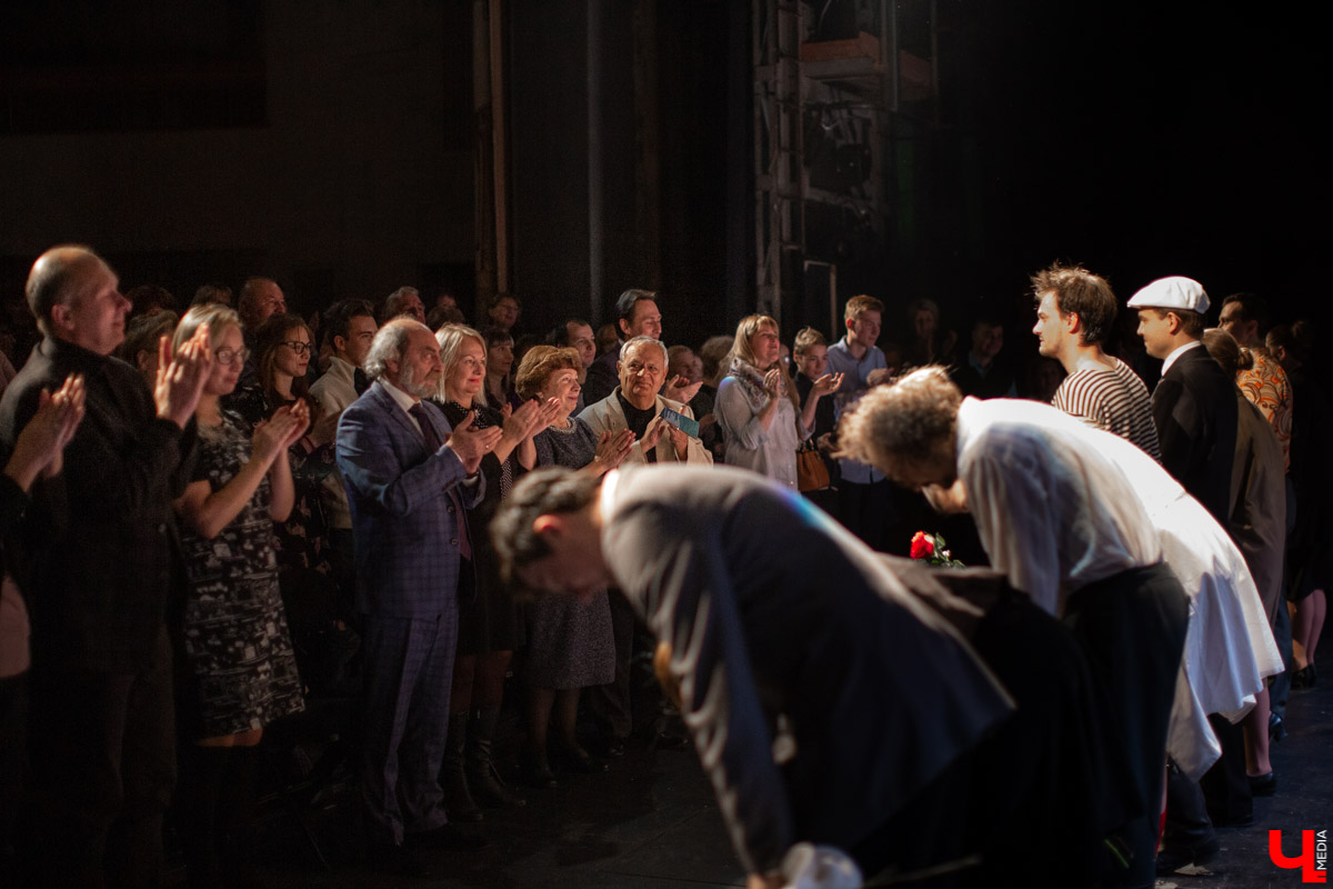 На премьере спектакля по рассказам Шукшина зрителей рассадили на подмостках экспериментальной “средней сцены”