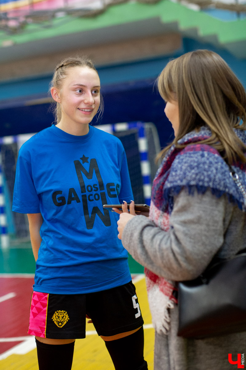 «Владимирские львицы» в обычной жизни - пушистые котики. Рассказываем, как сохранить желание носить каблуки даже после перелома наколенника