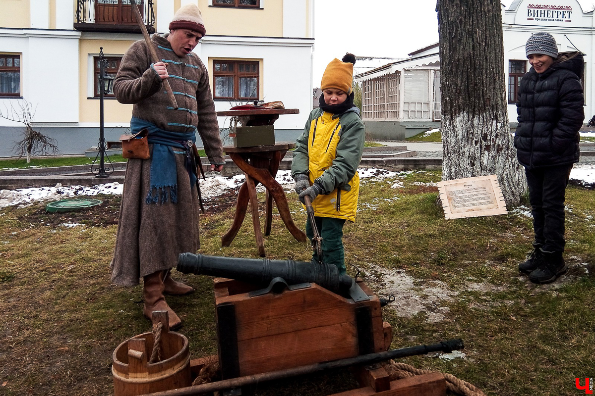 2 и 3 ноября в “Пушкарской слободе” в Суздале прошел ежегодный фестиваль “Пушкарский сбор”. Участниками стали местные жители и гости из столицы