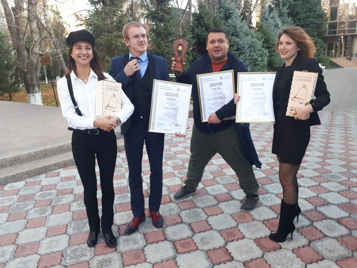 Гран-при в своей ценовой категории обойдя более сотни конкурентов, получила владимирская пряничная раскраска "Нарисуй свой Владимир". Представлял сувенир собственной разработки музей "Дом пряника"