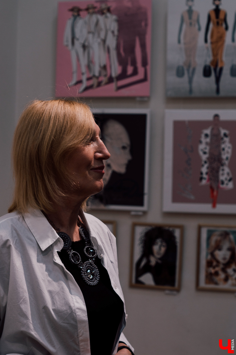 Таня Маклашина в детстве любила рисовать девочек в красивых платьях, а потом выросла и стала фэшн-иллюстратором. Читайте, как за два года методом проб и ошибок можно трижды стать официальным иллюстратором Недели моды в Москве и начать сотрудничество с известными брендами и дизайнерами