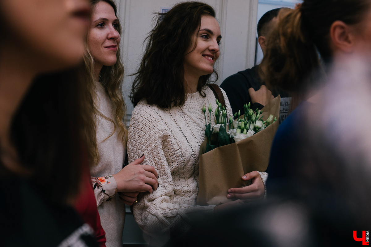 Таня Маклашина в детстве любила рисовать девочек в красивых платьях, а потом выросла и стала фэшн-иллюстратором. Читайте, как за два года методом проб и ошибок можно трижды стать официальным иллюстратором Недели моды в Москве и начать сотрудничество с известными брендами и дизайнерами