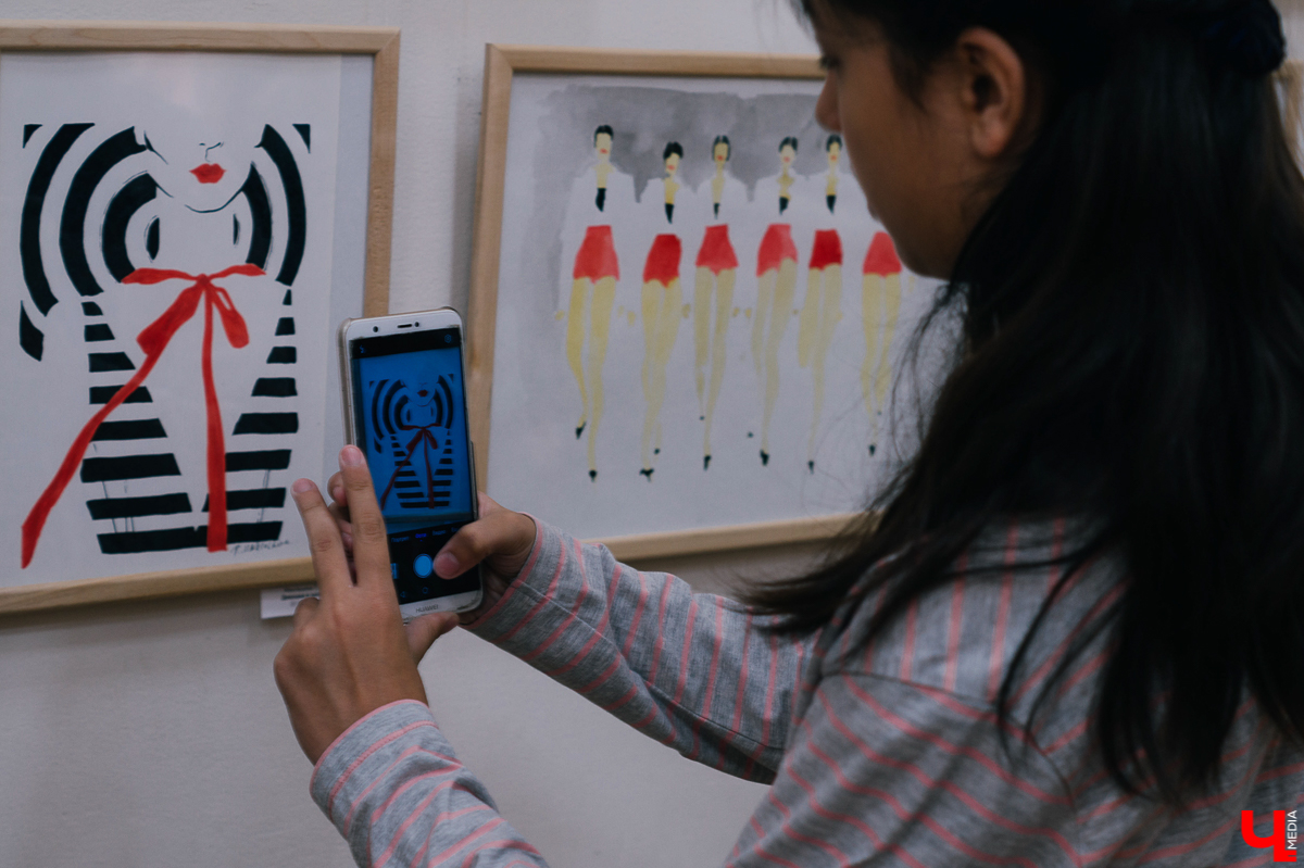 Таня Маклашина в детстве любила рисовать девочек в красивых платьях, а потом выросла и стала фэшн-иллюстратором. Читайте, как за два года методом проб и ошибок можно трижды стать официальным иллюстратором Недели моды в Москве и начать сотрудничество с известными брендами и дизайнерами