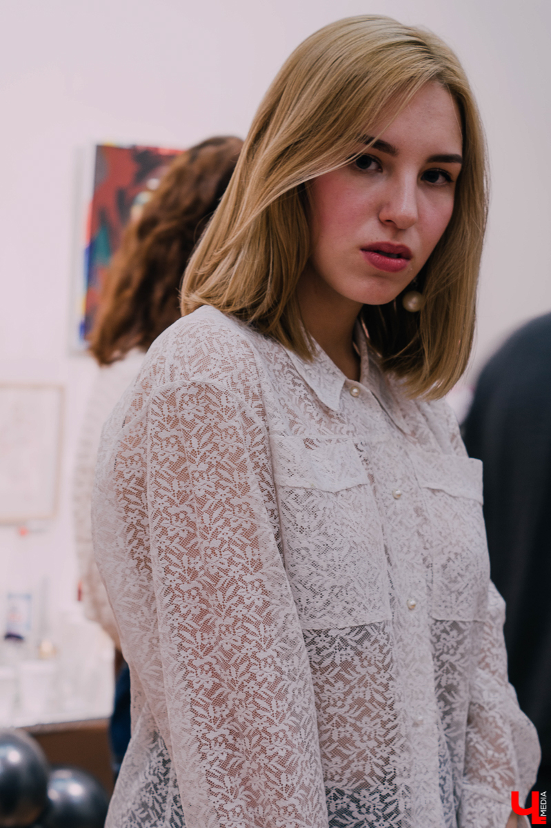 Таня Маклашина в детстве любила рисовать девочек в красивых платьях, а потом выросла и стала фэшн-иллюстратором. Читайте, как за два года методом проб и ошибок можно трижды стать официальным иллюстратором Недели моды в Москве и начать сотрудничество с известными брендами и дизайнерами