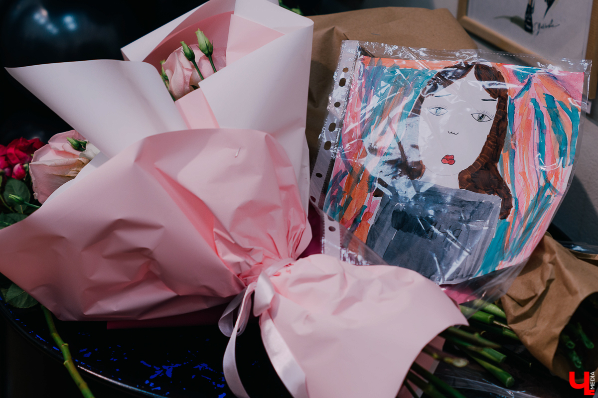 Таня Маклашина в детстве любила рисовать девочек в красивых платьях, а потом выросла и стала фэшн-иллюстратором. Читайте, как за два года методом проб и ошибок можно трижды стать официальным иллюстратором Недели моды в Москве и начать сотрудничество с известными брендами и дизайнерами