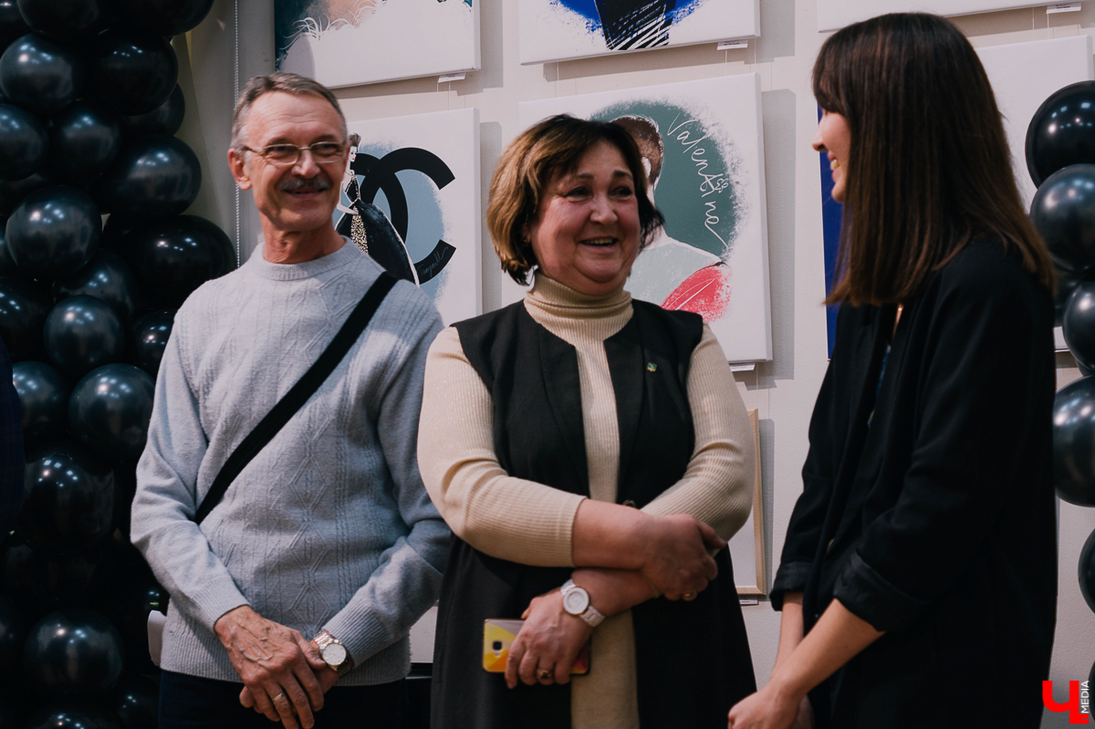 Таня Маклашина в детстве любила рисовать девочек в красивых платьях, а потом выросла и стала фэшн-иллюстратором. Читайте, как за два года методом проб и ошибок можно трижды стать официальным иллюстратором Недели моды в Москве и начать сотрудничество с известными брендами и дизайнерами