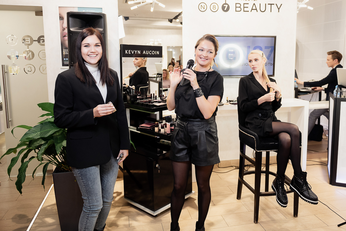 Салон и клиника GEN87 провели увлекательный бьюти-девичник. Приятная музыка, полезные мастер-классы, теплое общение - вот чем запомнится этот вечер