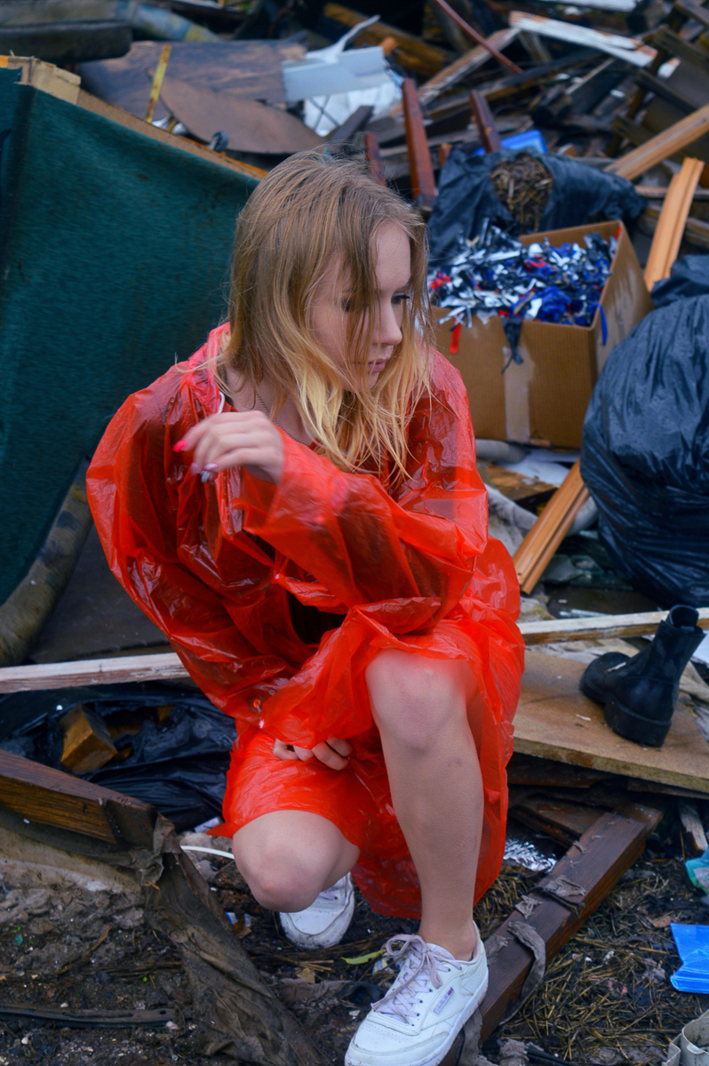 Люба журналист. В социальных сетях она ведет личный дневник, где через модельные фото и откровенные тексты призывает каждого задуматься о глобальных проблемах и самореализации