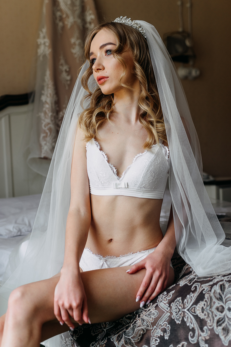 Люба журналист. В социальных сетях она ведет личный дневник, где через модельные фото и откровенные тексты призывает каждого задуматься о глобальных проблемах и самореализации