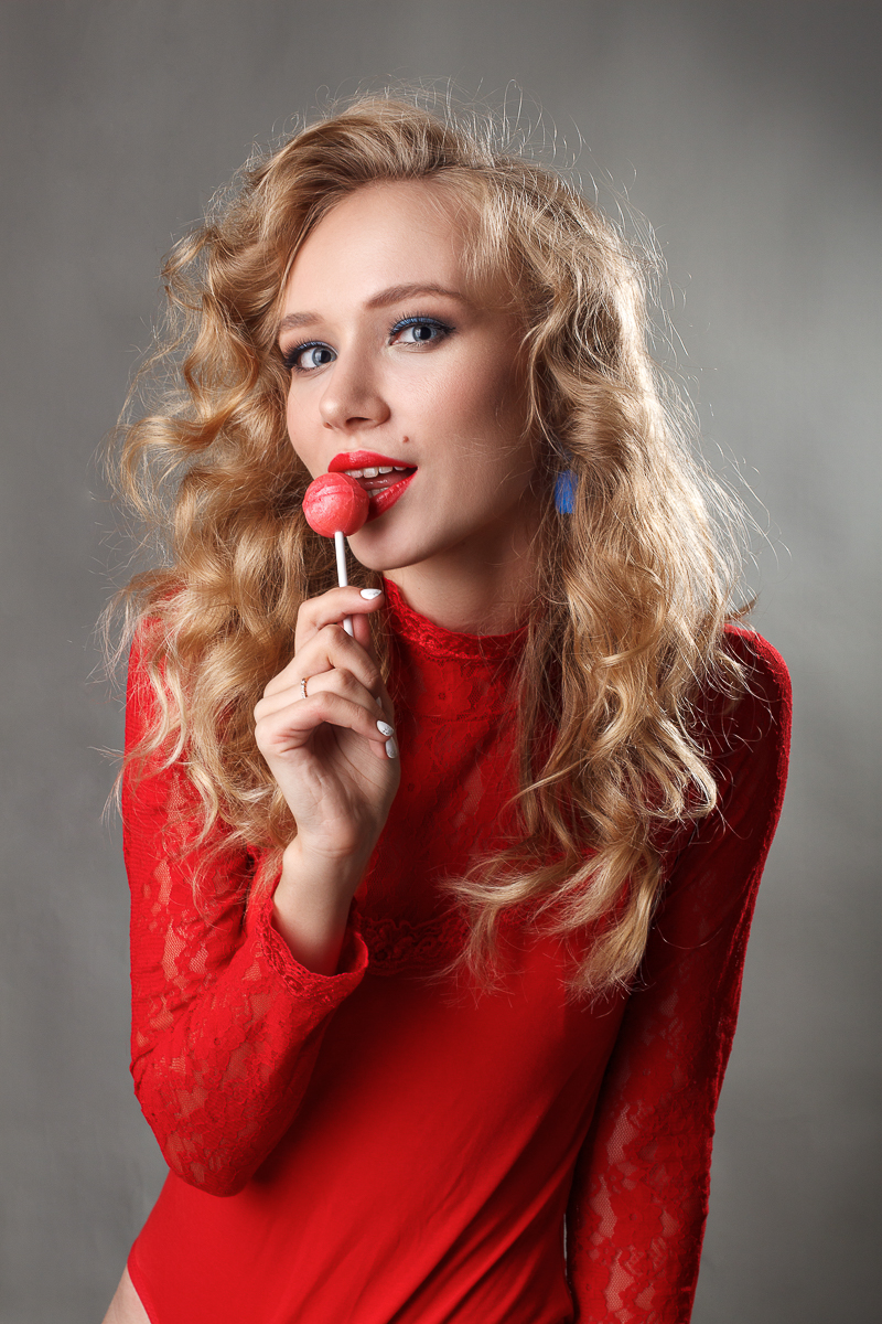 Люба журналист. В социальных сетях она ведет личный дневник, где через модельные фото и откровенные тексты призывает каждого задуматься о глобальных проблемах и самореализации