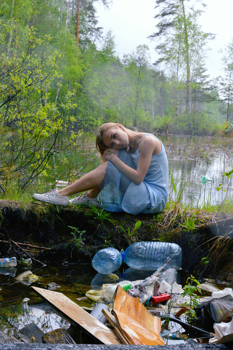 Люба журналист. В социальных сетях она ведет личный дневник, где через модельные фото и откровенные тексты призывает каждого задуматься о глобальных проблемах и самореализации