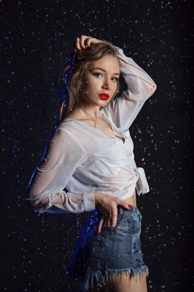 Люба журналист. В социальных сетях она ведет личный дневник, где через модельные фото и откровенные тексты призывает каждого задуматься о глобальных проблемах и самореализации