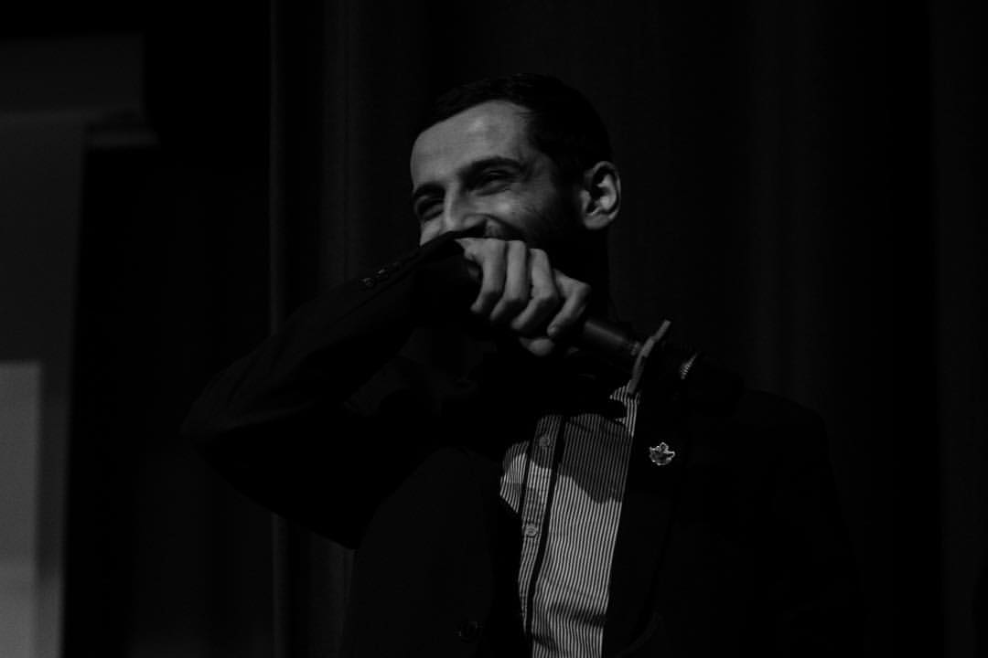 Сархан Сафарли сломал шаблоны, чем понравился продюсерам популярного юмористического проекта, и прошел отбор в популярное комедийное шоу «Stand Up» на ТНТ