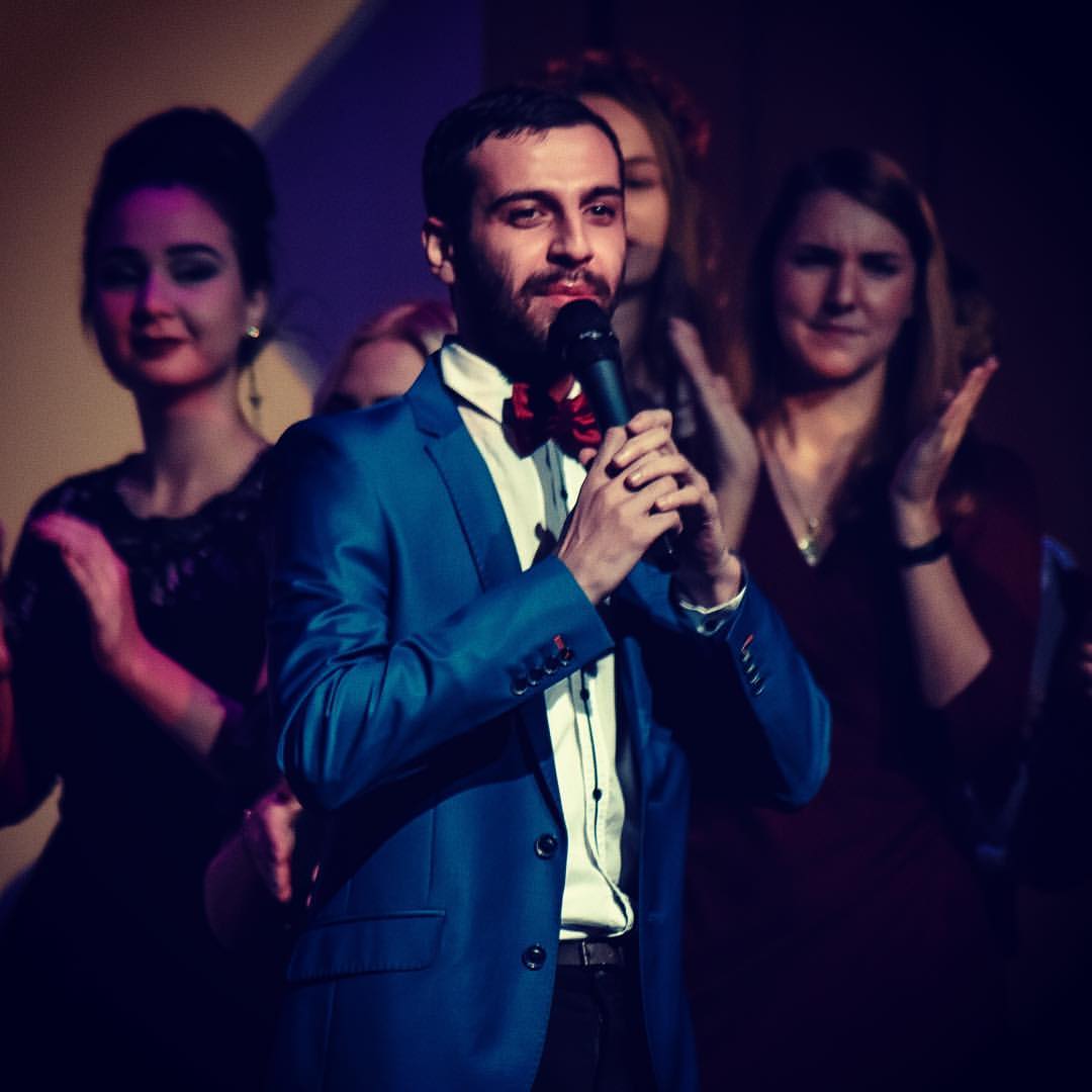 Сархан Сафарли сломал шаблоны, чем понравился продюсерам популярного юмористического проекта, и прошел отбор в популярное комедийное шоу «Stand Up» на ТНТ