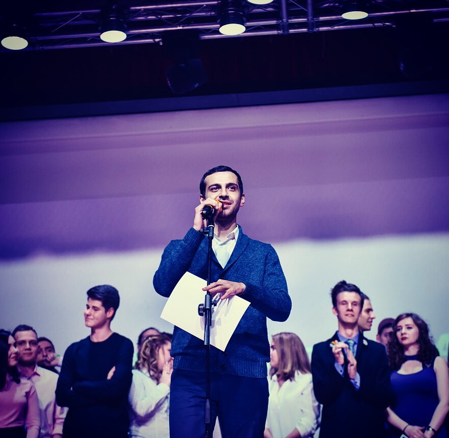 Сархан Сафарли сломал шаблоны, чем понравился продюсерам популярного юмористического проекта, и прошел отбор в популярное комедийное шоу «Stand Up» на ТНТ