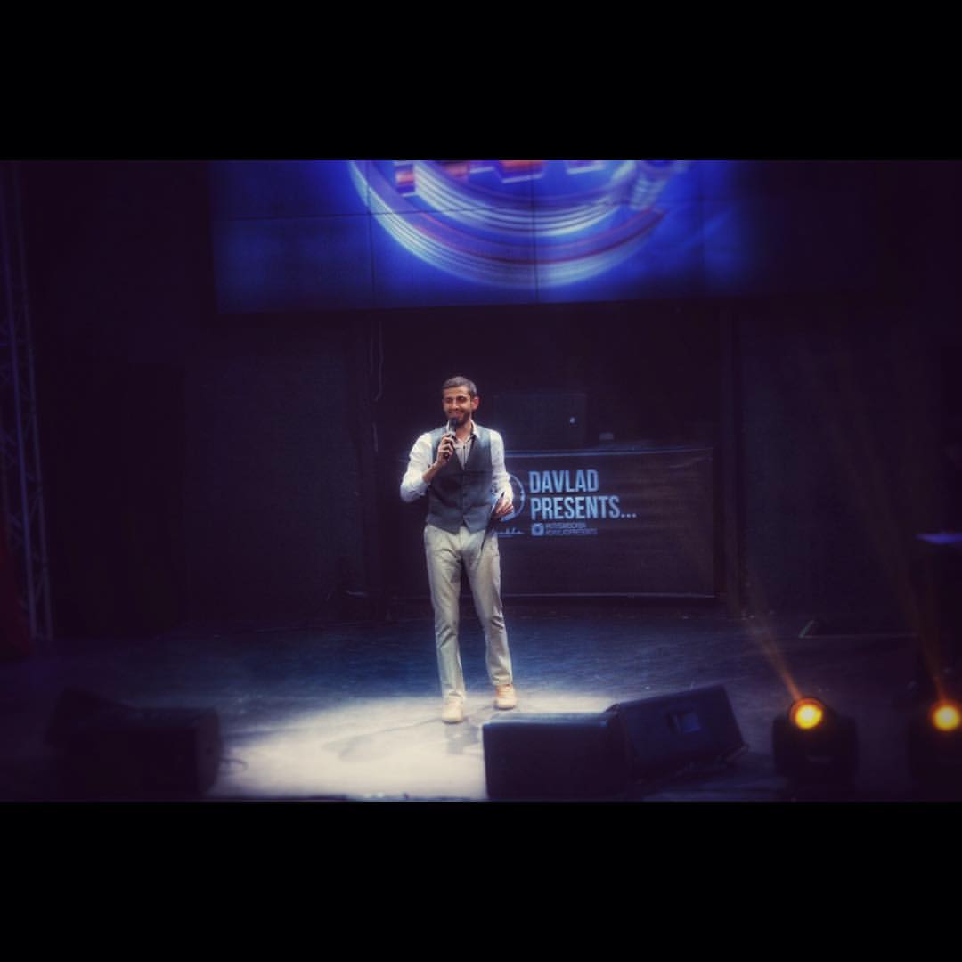 Сархан Сафарли сломал шаблоны, чем понравился продюсерам популярного юмористического проекта, и прошел отбор в популярное комедийное шоу «Stand Up» на ТНТ