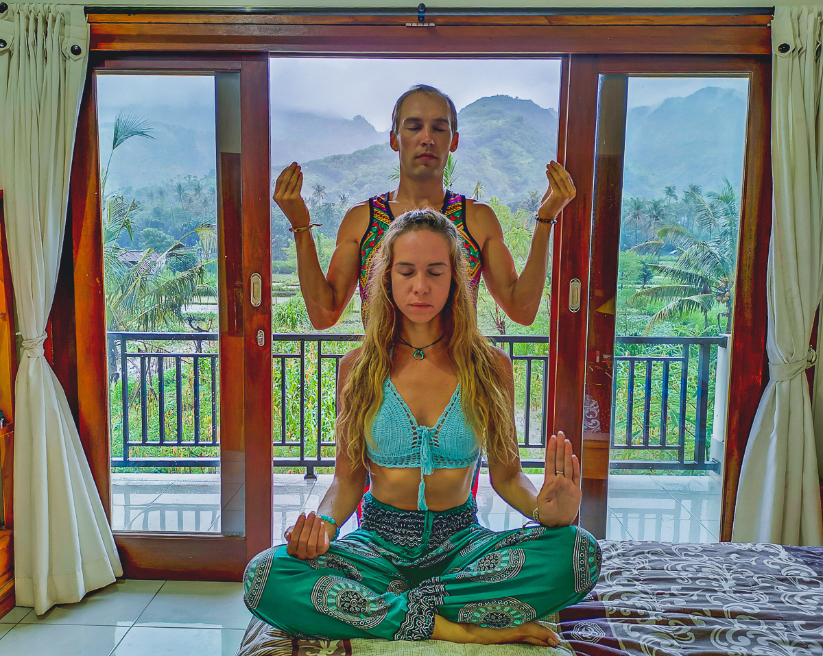 Всего за один год семейная пара Юлия и Никита Красновы из Владимира побывали в 12 европейских и 6 азиатских странах. Причем без миллионных накоплений за душой. Нам они рассказали, что обязательно брать с собой в дорогу, кухня какой страны самая вкусная и как легко распознать своих за границей