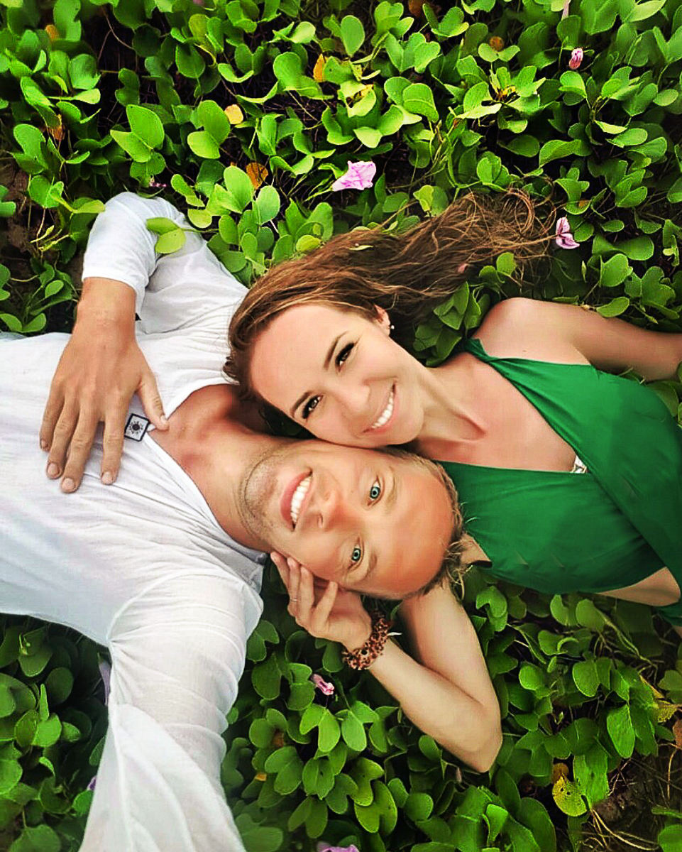 Всего за один год семейная пара Юлия и Никита Красновы из Владимира побывали в 12 европейских и 6 азиатских странах. Причем без миллионных накоплений за душой. Нам они рассказали, что обязательно брать с собой в дорогу, кухня какой страны самая вкусная и как легко распознать своих за границей