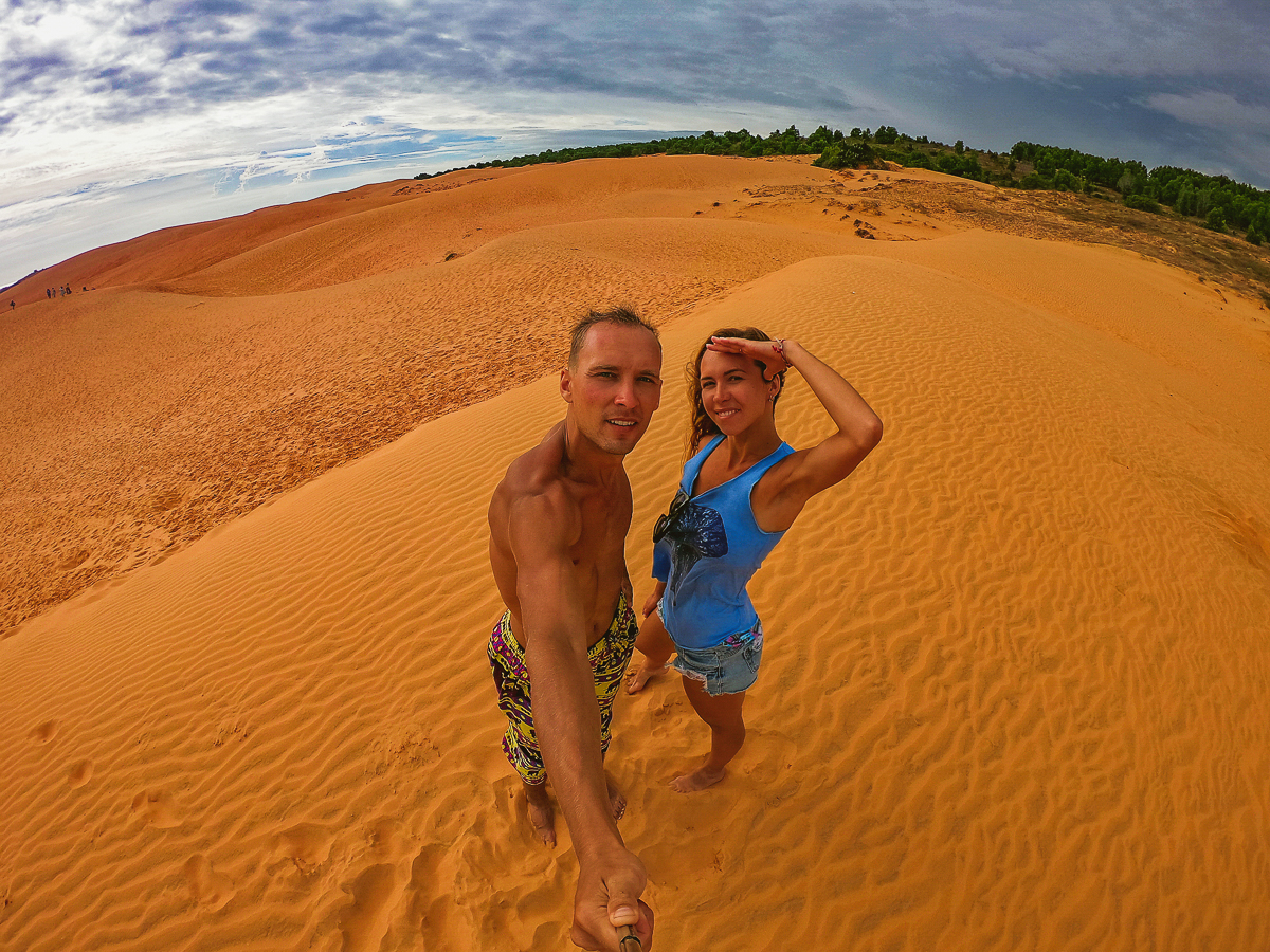 Всего за один год семейная пара Юлия и Никита Красновы из Владимира побывали в 12 европейских и 6 азиатских странах. Причем без миллионных накоплений за душой. Нам они рассказали, что обязательно брать с собой в дорогу, кухня какой страны самая вкусная и как легко распознать своих за границей