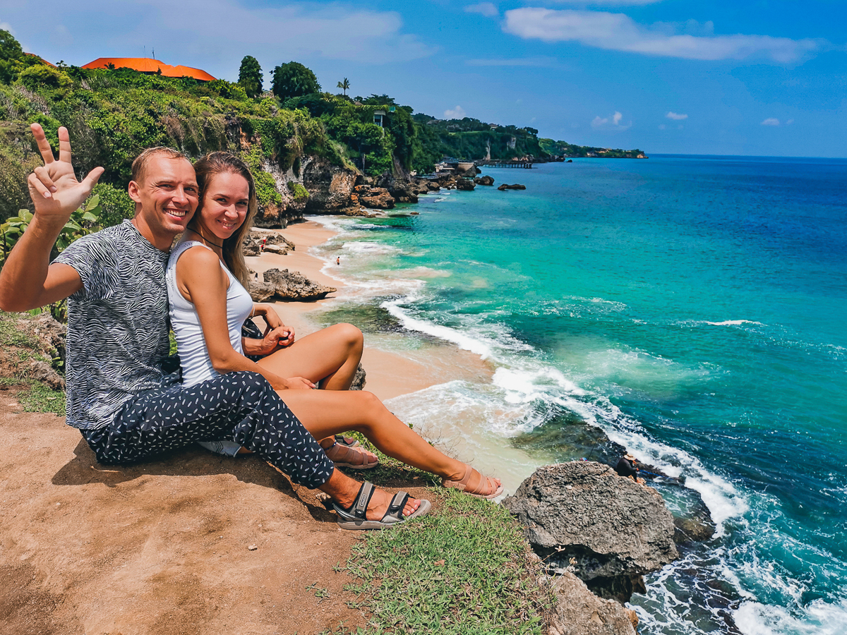 Всего за один год семейная пара Юлия и Никита Красновы из Владимира побывали в 12 европейских и 6 азиатских странах. Причем без миллионных накоплений за душой. Нам они рассказали, что обязательно брать с собой в дорогу, кухня какой страны самая вкусная и как легко распознать своих за границей