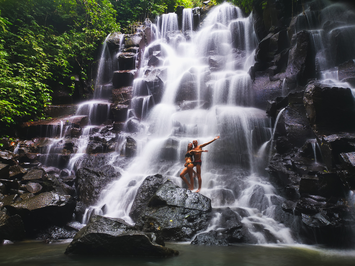 Всего за один год семейная пара Юлия и Никита Красновы из Владимира побывали в 12 европейских и 6 азиатских странах. Причем без миллионных накоплений за душой. Нам они рассказали, что обязательно брать с собой в дорогу, кухня какой страны самая вкусная и как легко распознать своих за границей