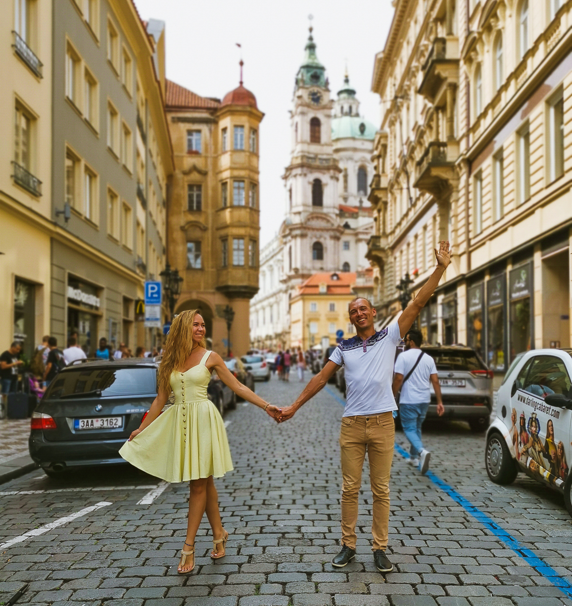 Всего за один год семейная пара Юлия и Никита Красновы из Владимира побывали в 12 европейских и 6 азиатских странах. Причем без миллионных накоплений за душой. Нам они рассказали, что обязательно брать с собой в дорогу, кухня какой страны самая вкусная и как легко распознать своих за границей