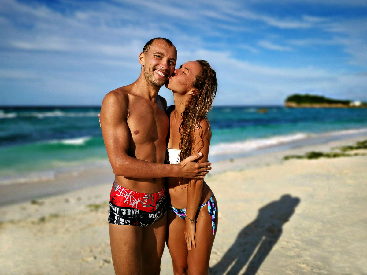 Всего за один год семейная пара Юлия и Никита Красновы из Владимира побывали в 12 европейских и 6 азиатских странах. Причем без миллионных накоплений за душой. Нам они рассказали, что обязательно брать с собой в дорогу, кухня какой страны самая вкусная и как легко распознать своих за границей