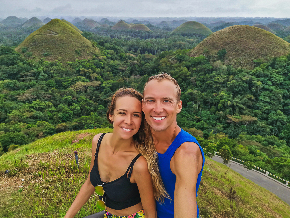 Всего за один год семейная пара Юлия и Никита Красновы из Владимира побывали в 12 европейских и 6 азиатских странах. Причем без миллионных накоплений за душой. Нам они рассказали, что обязательно брать с собой в дорогу, кухня какой страны самая вкусная и как легко распознать своих за границей