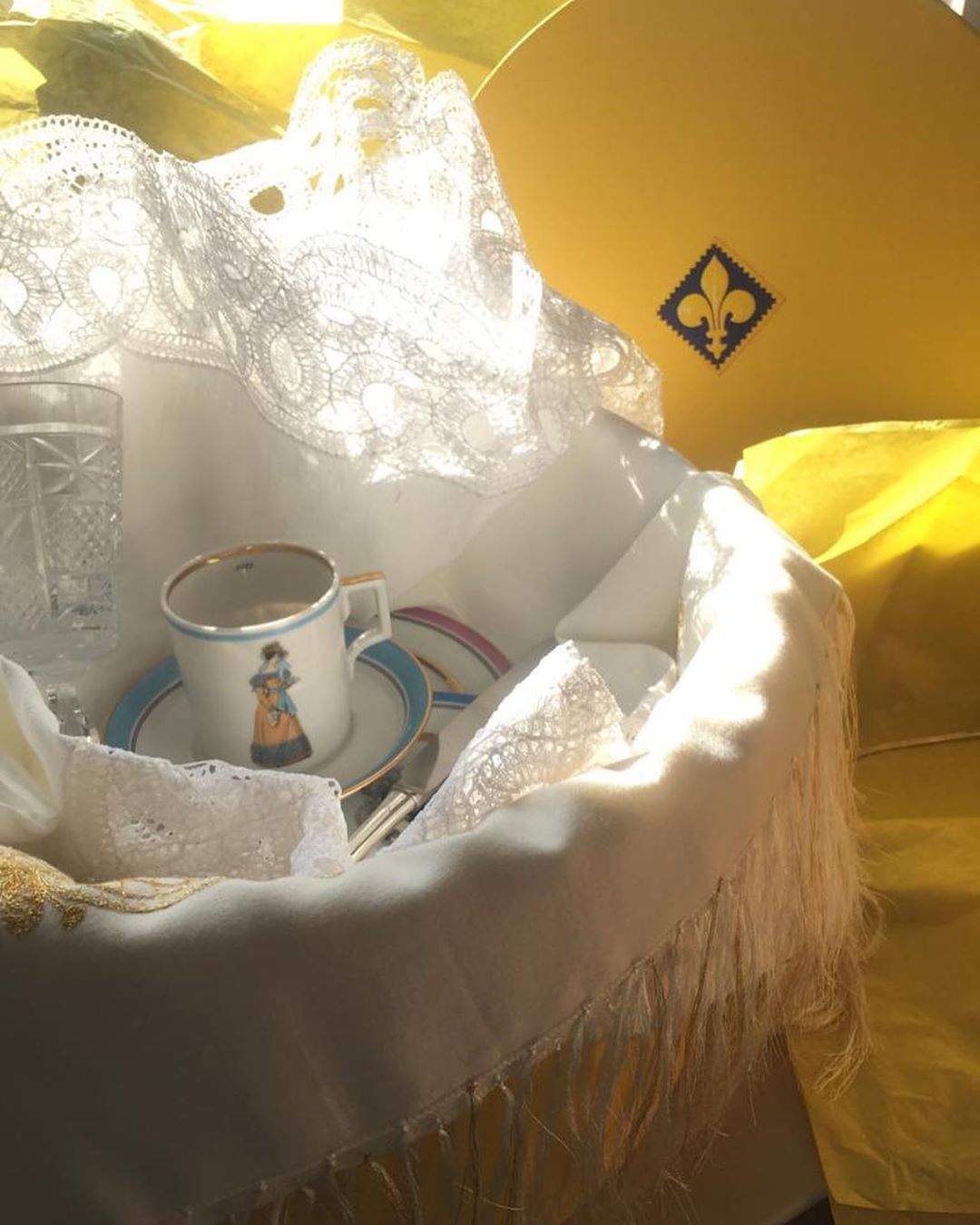 Александр Васильев определился, какие предметы народных промыслов войдут в его “подарочные наборы”. Среди прочего - бокалы из Гусь-Хрустального