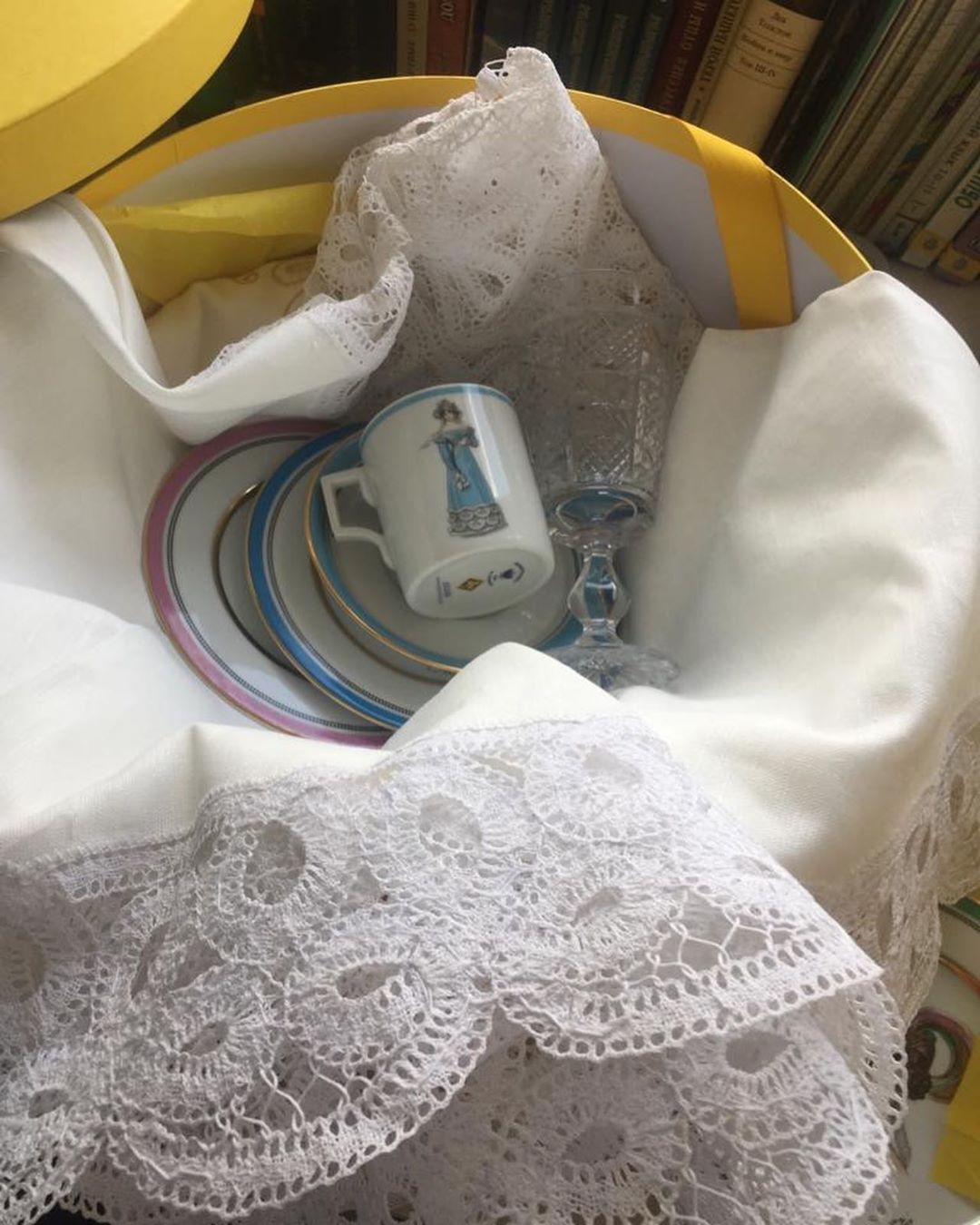 Александр Васильев определился, какие предметы народных промыслов войдут в его “подарочные наборы”. Среди прочего - бокалы из Гусь-Хрустального