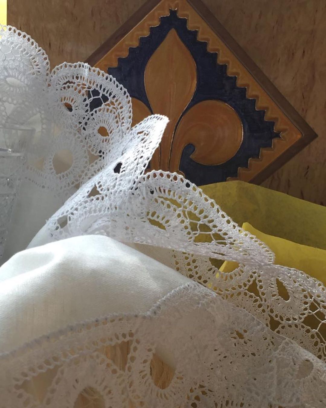 Александр Васильев определился, какие предметы народных промыслов войдут в его “подарочные наборы”. Среди прочего - бокалы из Гусь-Хрустального