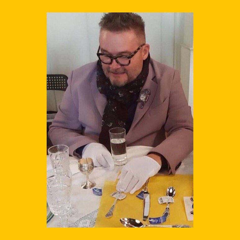 Александр Васильев определился, какие предметы народных промыслов войдут в его “подарочные наборы”. Среди прочего - бокалы из Гусь-Хрустального