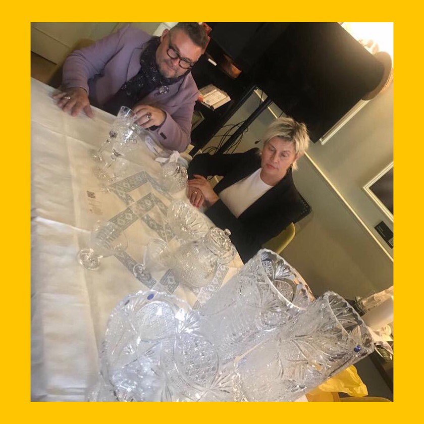 Александр Васильев определился, какие предметы народных промыслов войдут в его “подарочные наборы”. Среди прочего - бокалы из Гусь-Хрустального