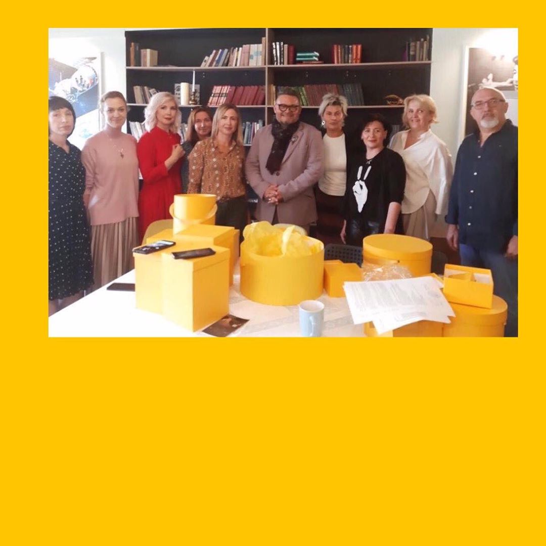 Александр Васильев определился, какие предметы народных промыслов войдут в его “подарочные наборы”. Среди прочего - бокалы из Гусь-Хрустального