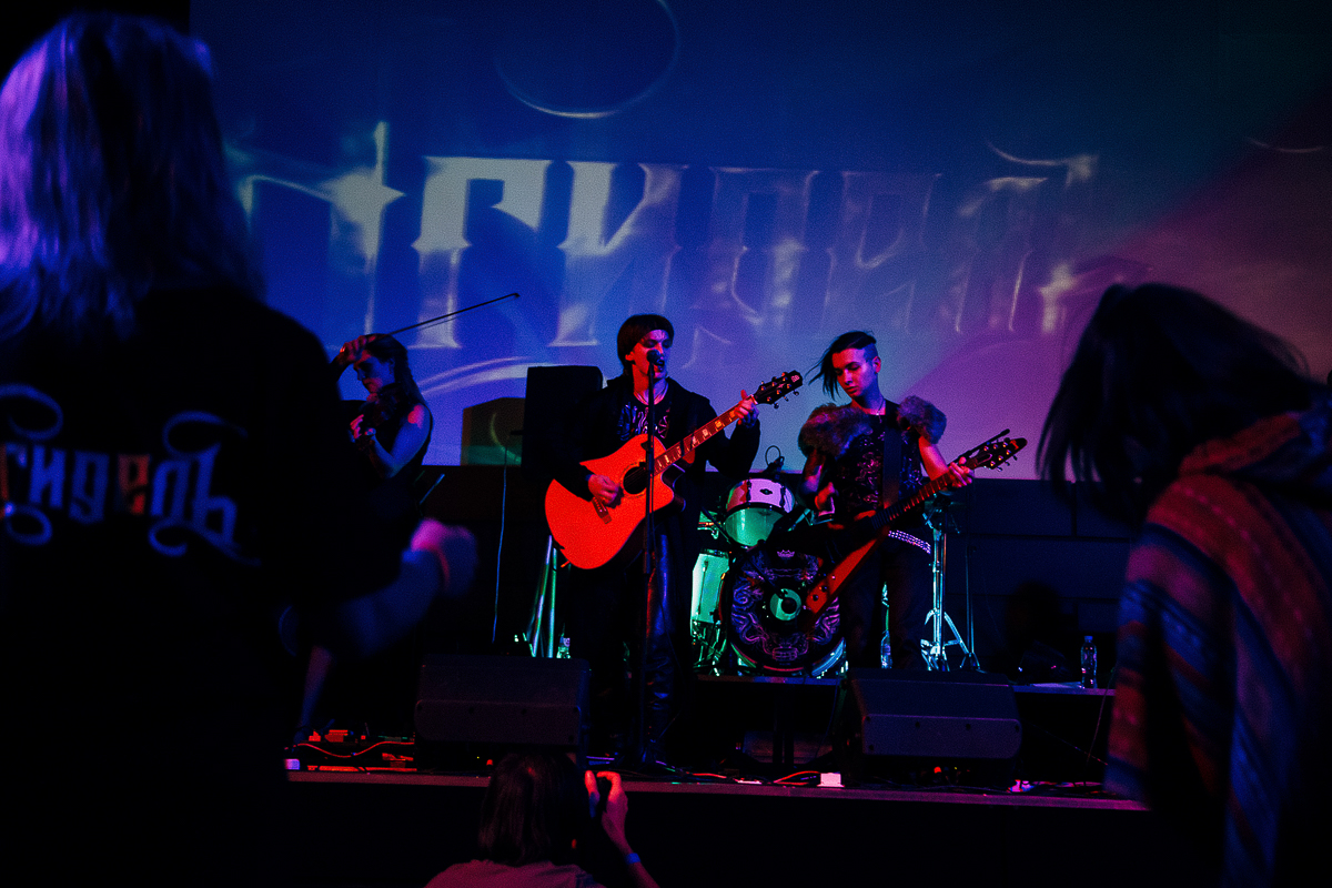 9 ноября в «Maxtone Concert Hall» большой сольный концерт отыграла популярная владимирская группа «Агидель». Все пришедшие на концерт смогли погрузиться в пучину мифологии крутого фолк-рока