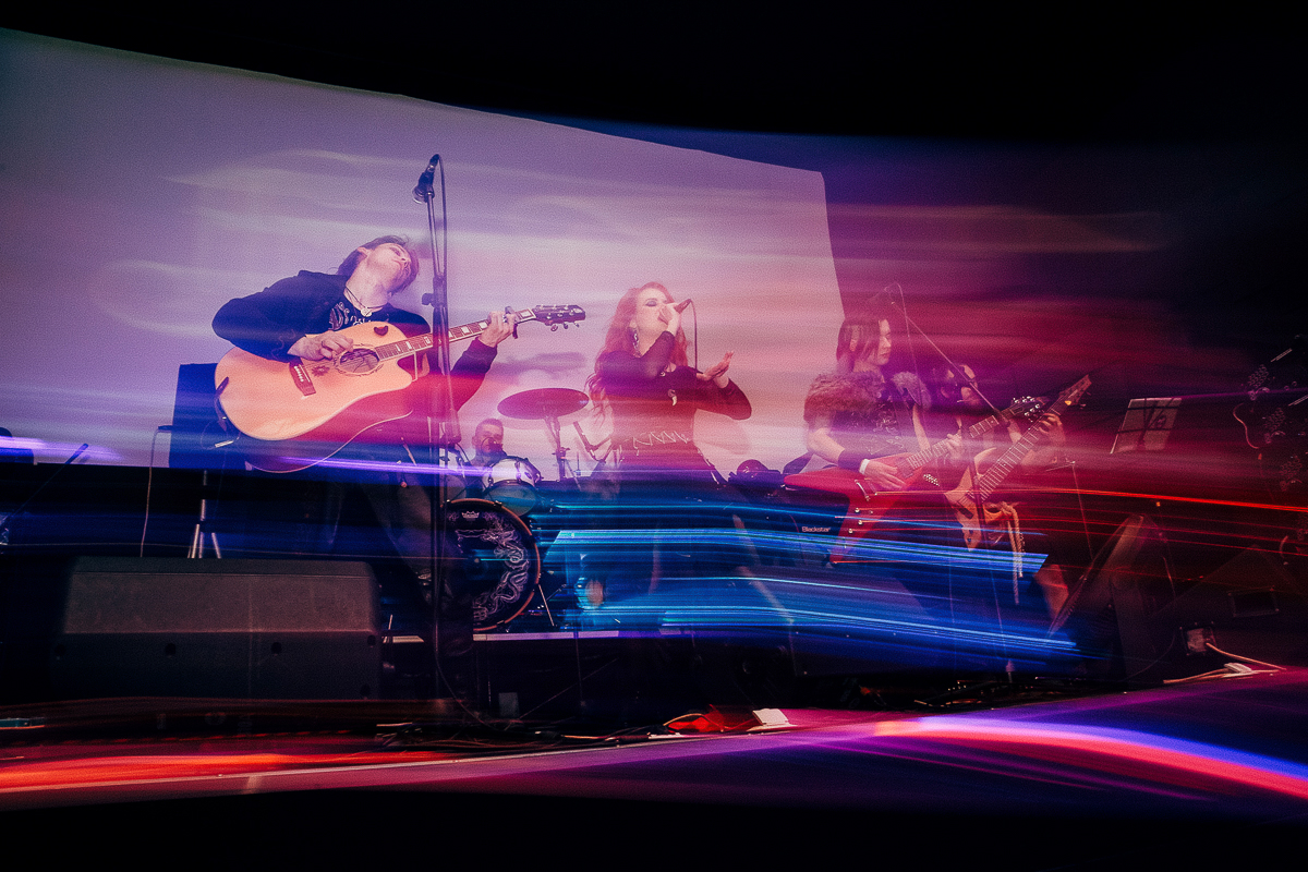 9 ноября в «Maxtone Concert Hall» большой сольный концерт отыграла популярная владимирская группа «Агидель». Все пришедшие на концерт смогли погрузиться в пучину мифологии крутого фолк-рока