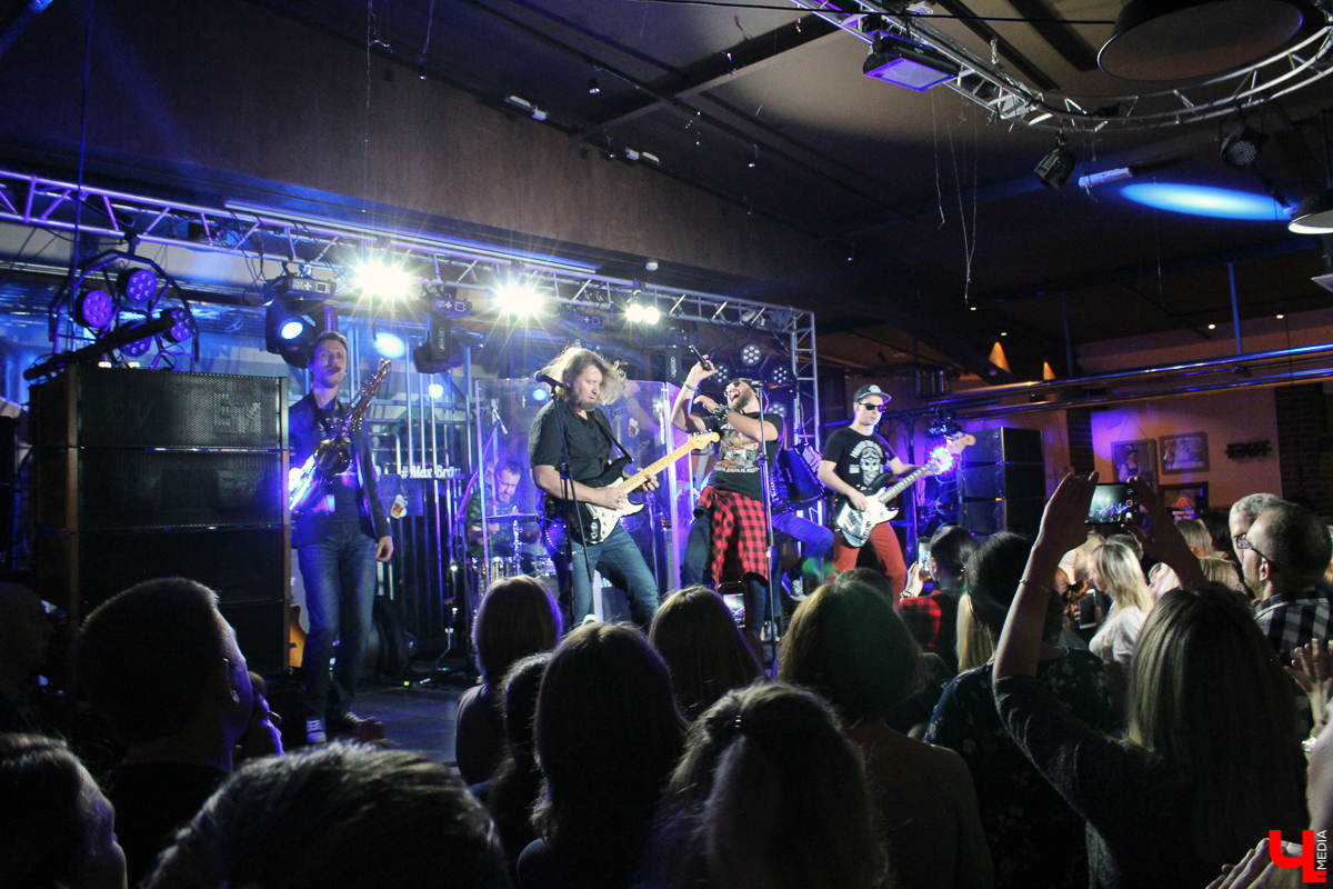 Краса и гордость владимирской музыкальной сцены группа «Рекорд Оркестр» продолжает колесить по стране с концертами. Позади Москва, впереди – Нижний Новгород. А посередине - выступление для родных владимирских фанатов в ресторане «Макс Брой»