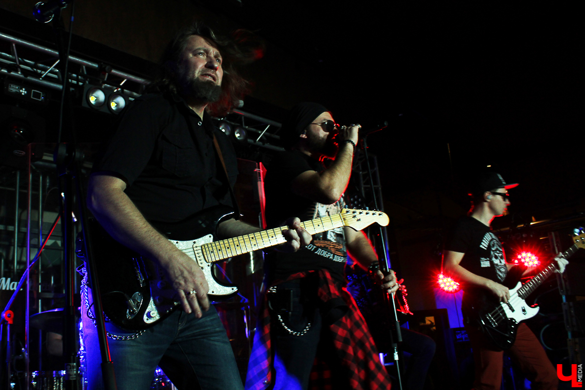 Краса и гордость владимирской музыкальной сцены группа «Рекорд Оркестр» продолжает колесить по стране с концертами. Позади Москва, впереди – Нижний Новгород. А посередине - выступление для родных владимирских фанатов в ресторане «Макс Брой»