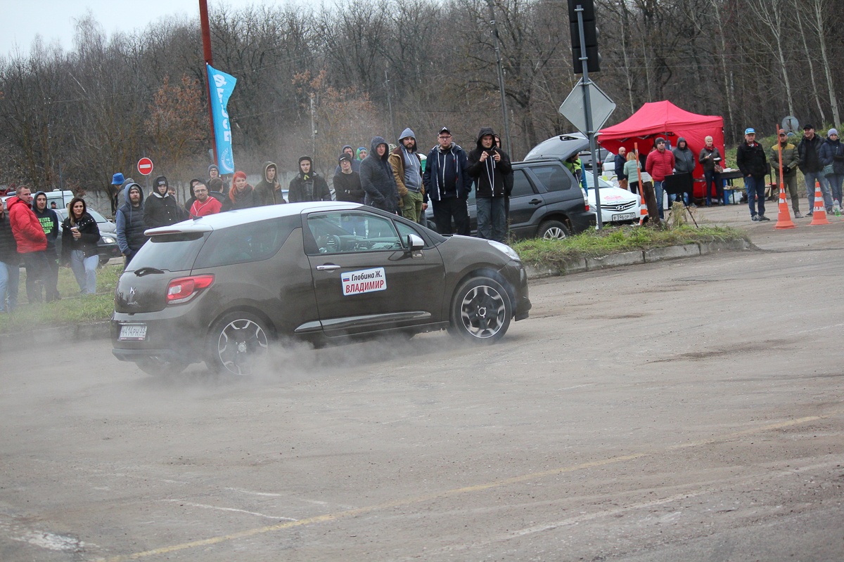 До сих пор принято считать, что представители сильного пола водят машину лучше. Но мы решили развеять этот стереотип. Во Владимире живут девушки, которые занимаются автоспортом и завоевывают призовые места наравне с мужчинами