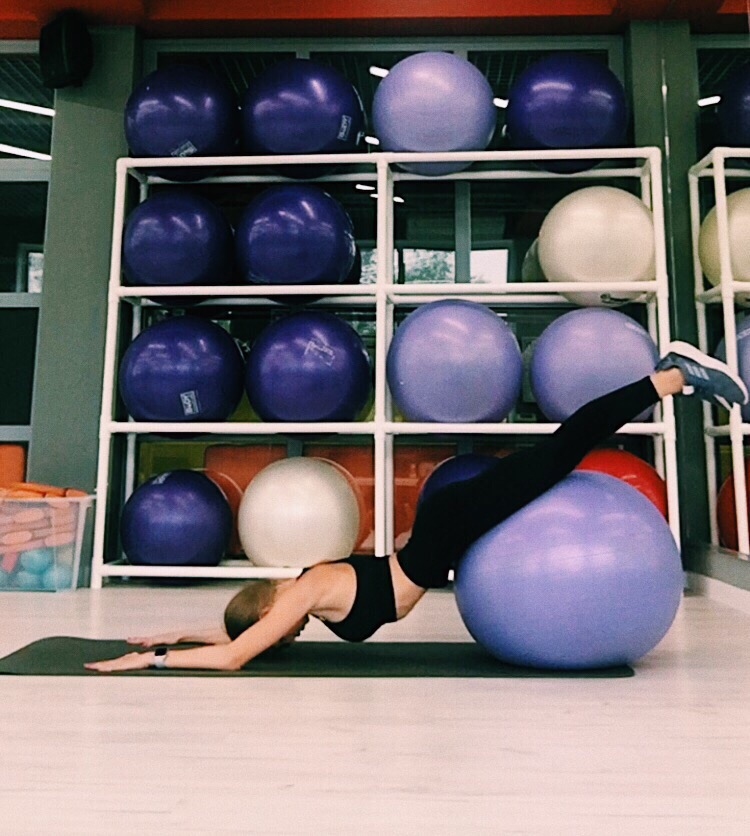 Сегодня вряд ли у приверженцев ЗОЖ возникнет желание спорить. Ведь на страницах нашего интернет-глянца вновь борец с собственной ленью, которая скинула почти 2 десятка лишнего веса. Знакомьтесь с Ариной Блохиной