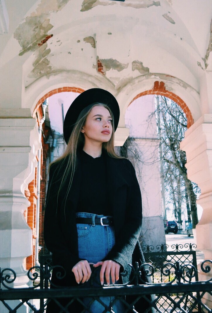 Сегодня вряд ли у приверженцев ЗОЖ возникнет желание спорить. Ведь на страницах нашего интернет-глянца вновь борец с собственной ленью, которая скинула почти 2 десятка лишнего веса. Знакомьтесь с Ариной Блохиной