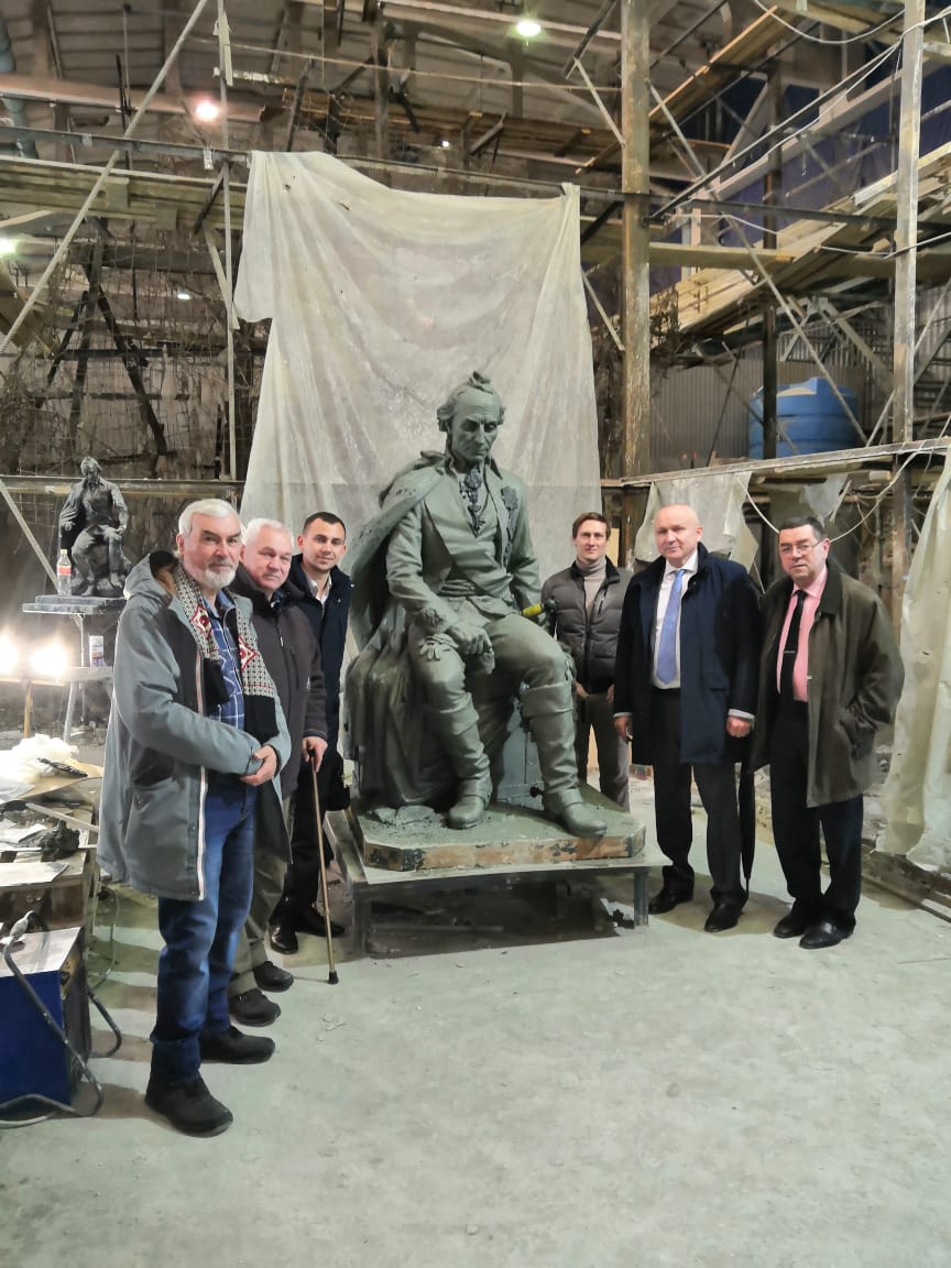 Памятник Суворову установили в родовом имении полководца - селе Кистыш Суздальского района. Но торжественное открытие скульптуры решили отложить до весны