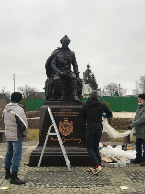 Памятник Суворову установили в родовом имении полководца - селе Кистыш Суздальского района. Но торжественное открытие скульптуры решили отложить до весны