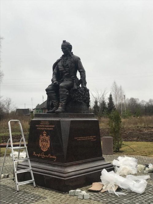 Памятник Суворову установили в родовом имении полководца - селе Кистыш Суздальского района. Но торжественное открытие скульптуры решили отложить до весны