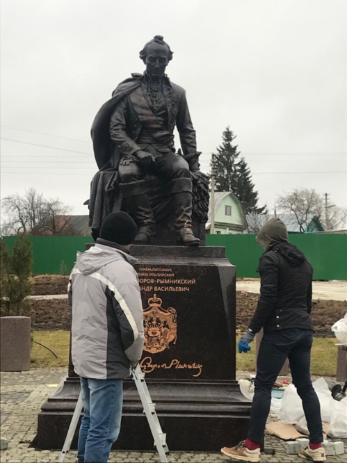 Памятник Суворову установили в родовом имении полководца - селе Кистыш Суздальского района. Но торжественное открытие скульптуры решили отложить до весны