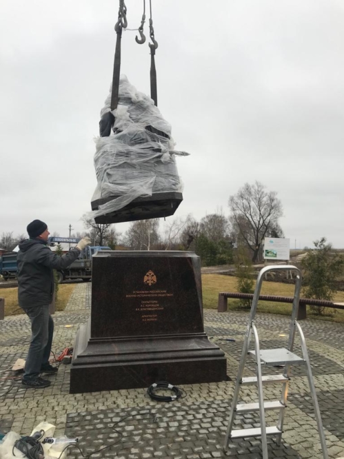Памятник Суворову установили в родовом имении полководца - селе Кистыш Суздальского района. Но торжественное открытие скульптуры решили отложить до весны