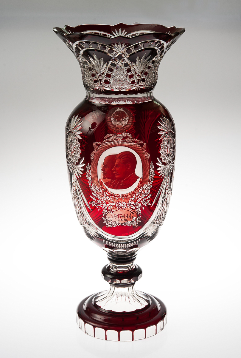 Знаменитостям в подарок часто достается хрусталь - вазы, статуэтки, кубки. И многие из этих сувениров есть и в коллекции ВСМЗ. Мы попросили показать самые оригинальные предметы