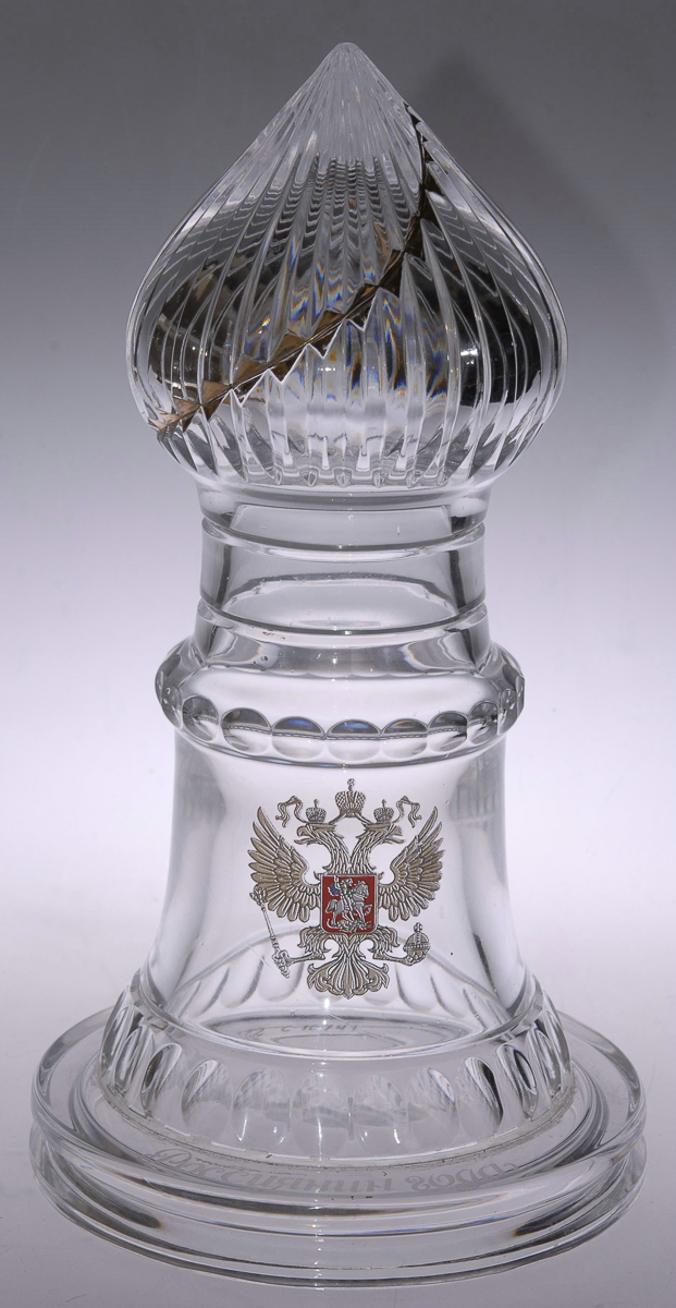 Знаменитостям в подарок часто достается хрусталь - вазы, статуэтки, кубки. И многие из этих сувениров есть и в коллекции ВСМЗ. Мы попросили показать самые оригинальные предметы