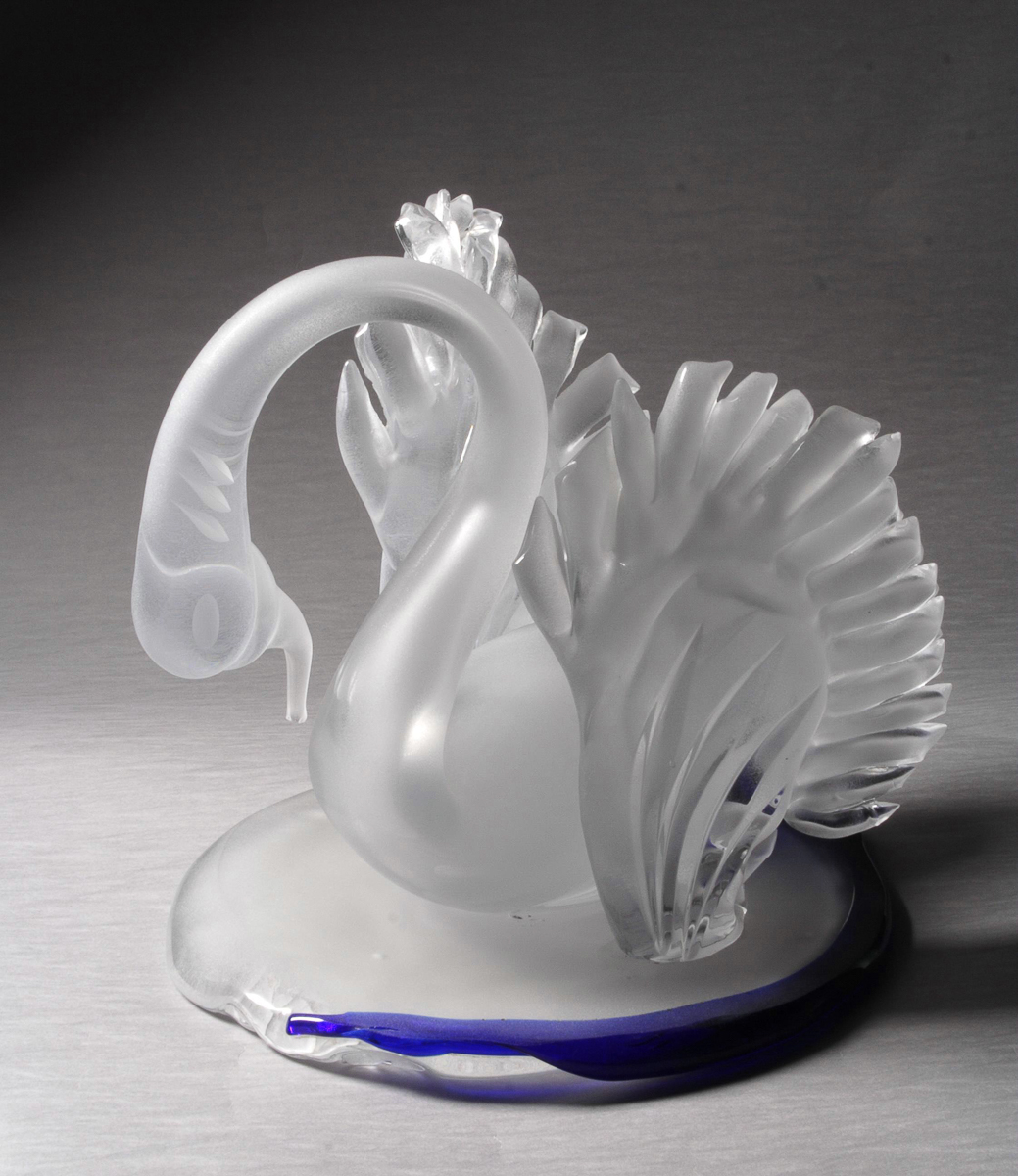 Знаменитостям в подарок часто достается хрусталь - вазы, статуэтки, кубки. И многие из этих сувениров есть и в коллекции ВСМЗ. Мы попросили показать самые оригинальные предметы