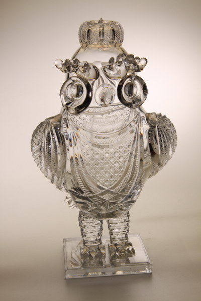 Знаменитостям в подарок часто достается хрусталь - вазы, статуэтки, кубки. И многие из этих сувениров есть и в коллекции ВСМЗ. Мы попросили показать самые оригинальные предметы